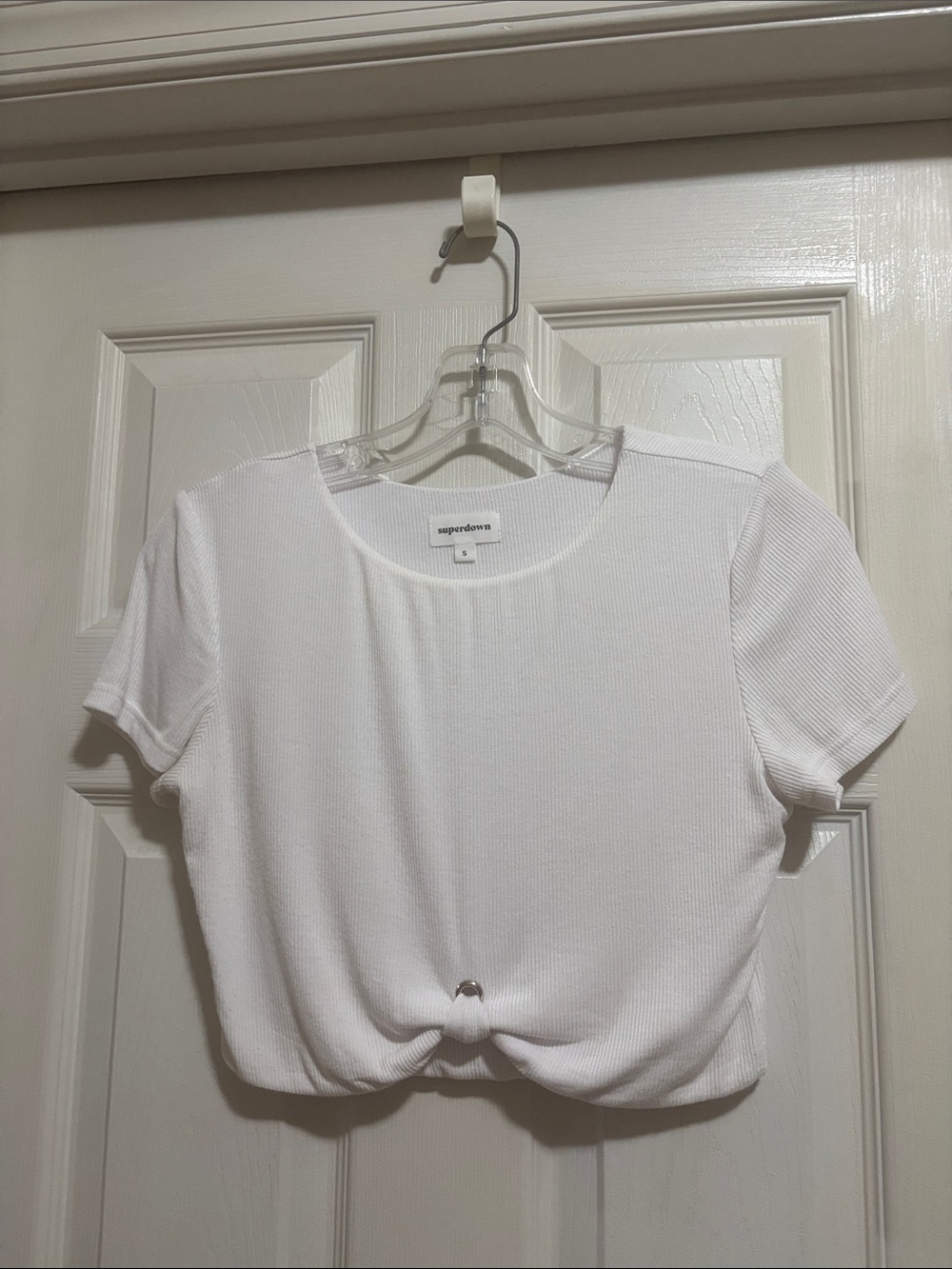 superdown White Ribbed Short Sleeve Knot Crop Top